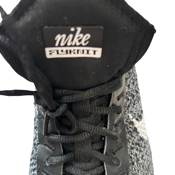 Nike Women’s AirMax Flyknit Racers size 8.5 EUC  black and white - Picture 5 of 6